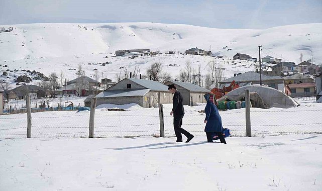 Evde Sağlık Birimi ekipleri karla kaplı köylere giderek hastaları tedavi ediyor