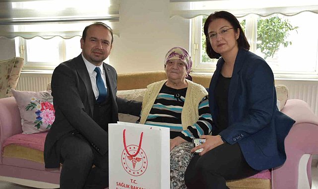Evde sağlık hizmetinden faydalanan vatandaşların talepleri dinleniyor