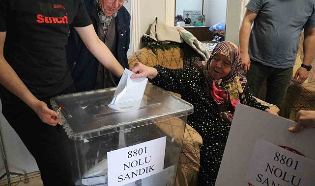 Evden çıkamayan engelli ve yaşlılar, seyyar sandık ile vatandaşlık görevini yerine getirdi