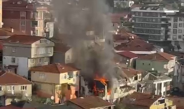 Eyüpsultan'da 2 katlı bina alevlere teslim oldu
