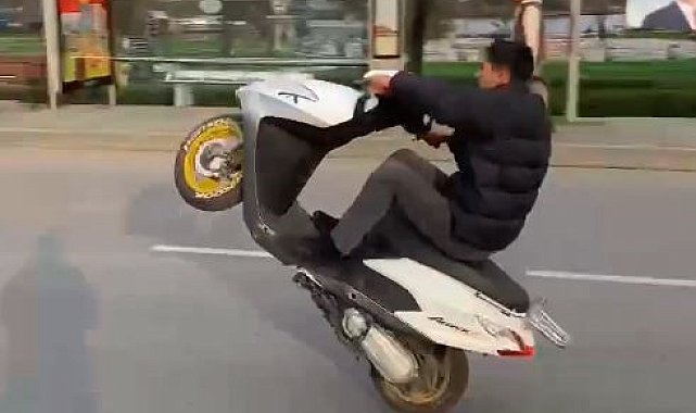 Eyüpsultan'da motosikletli sürücünün tek tekerli tehlikeli yolculuğu kamerada