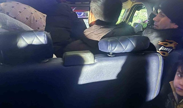 Ezine'de 15 kaçak göçmen yakalandı, 2 organizatör tutuklandı