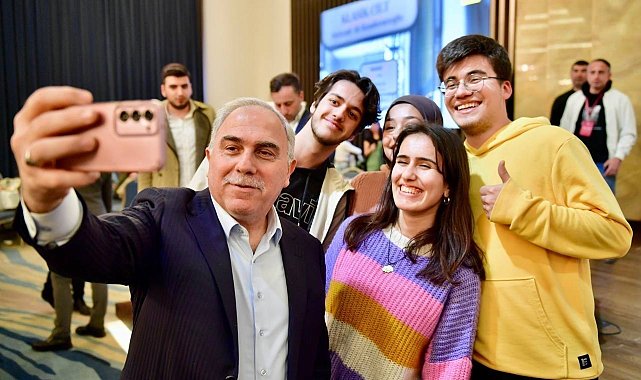 Fatih Belediye Başkanı Turan kütüphane gençleriyle iftarda bir araya geldi