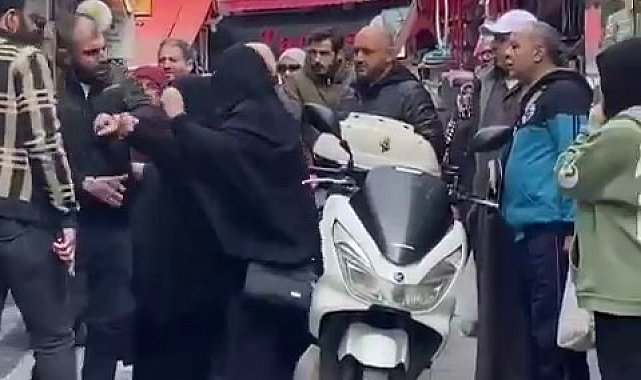 Fatih'te çarşaflı kadın böyle darbedildi, çevredekiler film izler gibi izledi