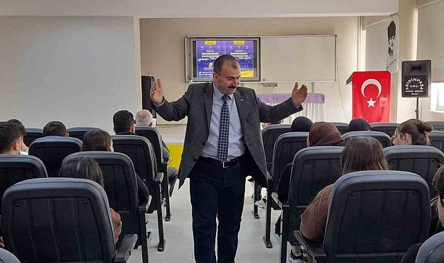 Fen lisesi öğrencileri ile buluşan Prof. Dr. Mustafa Böyükata; Gençlerden hayal kurmalarını, bu hayallerin hiç düşünülmemiş yeni ve özgün konular olmasını ve hayallerinin peşinden gitmelerini istedi