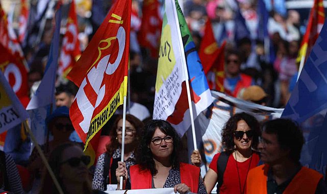 Fransa'da kamu çalışanları zam talebiyle greve gitti