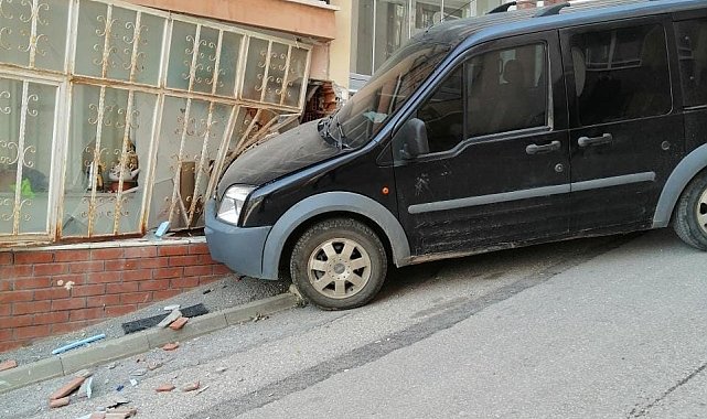 Freni boşalan araç evin balkon camına çarparak durabildi