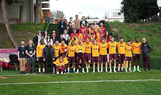 Galatasaray Fan Token sahibi taraftarlar, Florya'da futbolcularla bir araya geldi