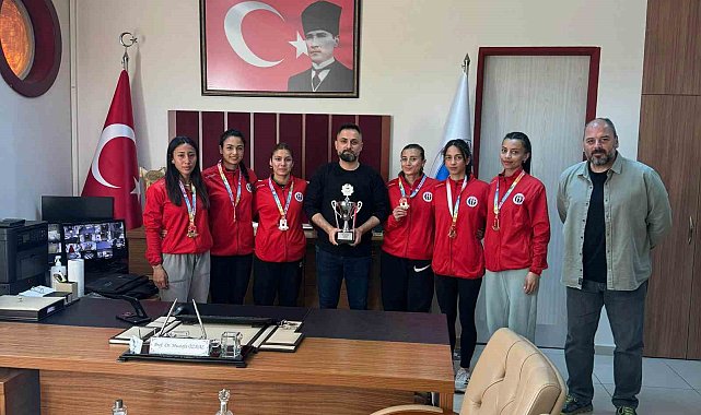 GAÜN'lü öğrenciler kupayla döndü