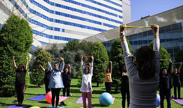 Gebe kadınlar hastane bahçesinde pilates yaptı