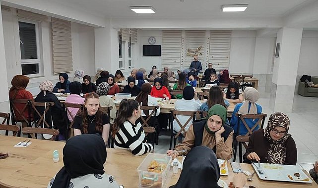 Gediz'de hafız kızlar ile üniversite okuyan kız öğrenciler iftarda bir bir araya geldi
