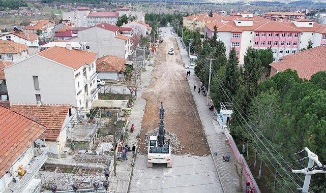 Gediz'de parke taşları yenileniyor