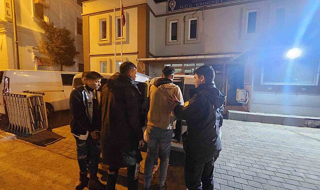 Gelibolu'da polis oturma izni olmayan 4 kaçak göçmen yakaladı