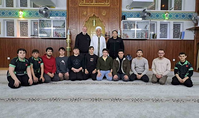 Genç sporcular teravih namazında buluştu