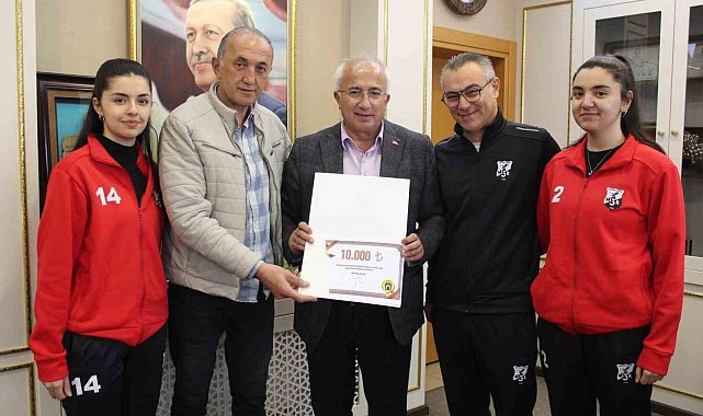 Genç voleybolcular Kütahya Şampiyonu unvanıyla bölgesel ligde ter dökecek