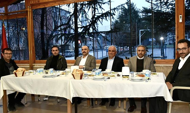 Gençlerle bir araya geldi