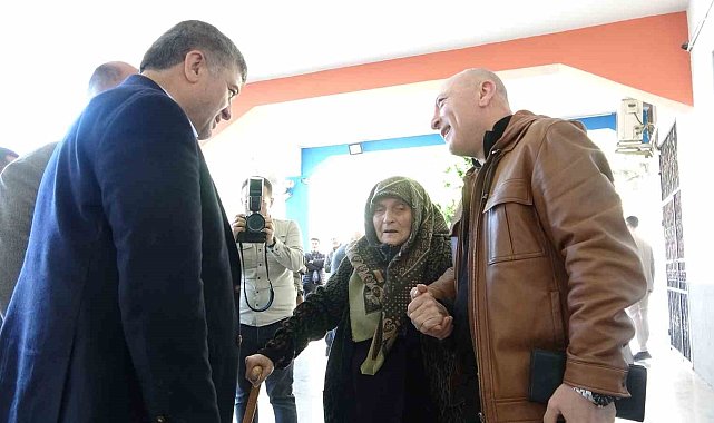 Giresun'da 95 yaşındaki Emine Nine demokrasi için oyunu kullandı