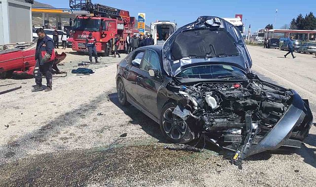 Gölbaşında iki otomobil çarpıştı: 1 ölü, 6 yaralı