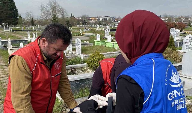 Gönüllü gençler mezarlığı temizledi