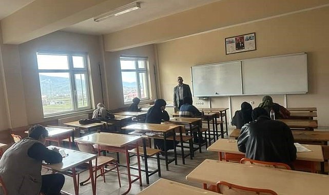 Güroymak'ta "Şiir Okuma ile Umre Ödüllü Bilgi Yarışması" düzenlendi