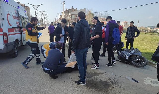 Hafif ticari araçla çarpışan motosikletteki 2 liseli yaralandı