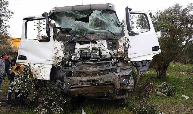 Hafriyat kamyonları kafa kafaya çarpıştı: 3 yaralı