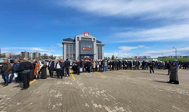 Hak sahipliği için uzun kuyruklar oluştu
