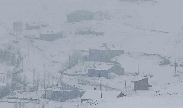 Hakkari'de 6 köy ve 14 mezra yolu ulaşıma kapandı