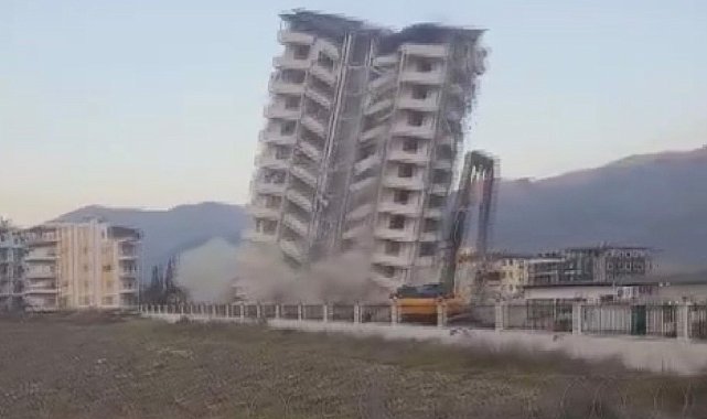 Halatla çekilen 11 katlı binanın kağıt gibi yerle bir olduğu anlar kamerada