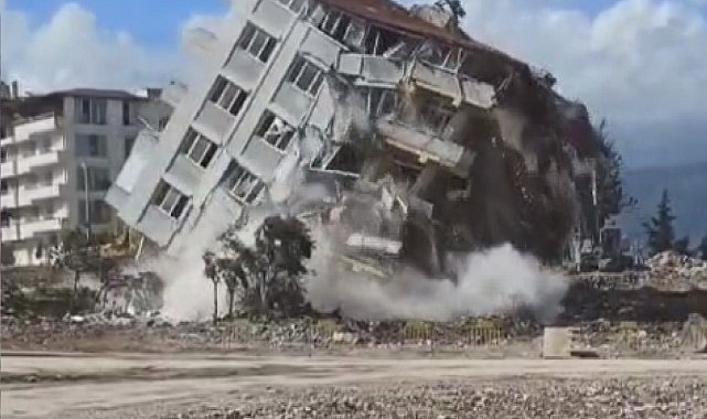 Halatla çekilen 6 katlı binanın domino taşı gibi devrildiği anlar kamerada