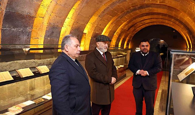 Halil Necipoğlu, Tıpkıbasım Mushaflar Sergisi'ne hayran kaldı