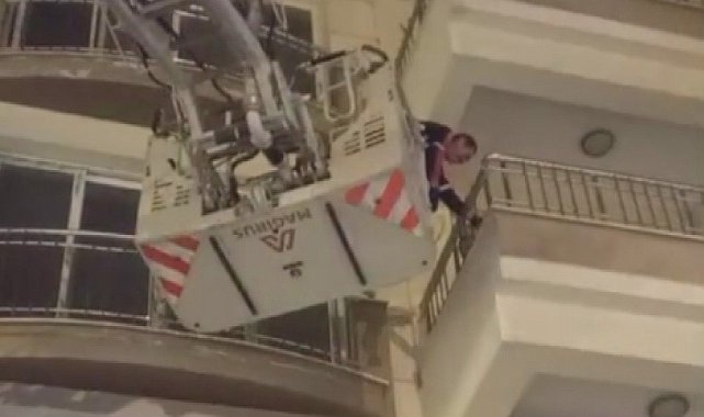 Hasarlı binada mahsur kalan kedi itfaiye ekipleri tarafından kurtarıldı