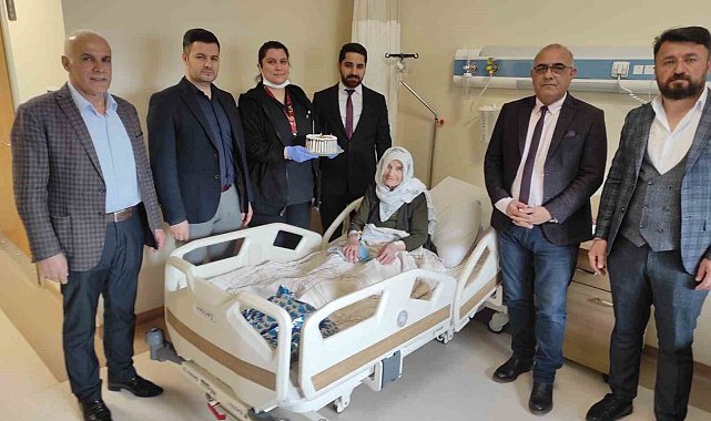 Hastanede tedavi gören 111 yaşındaki Cemile Nine'ye pastalı Kadınlar Günü sürprizi