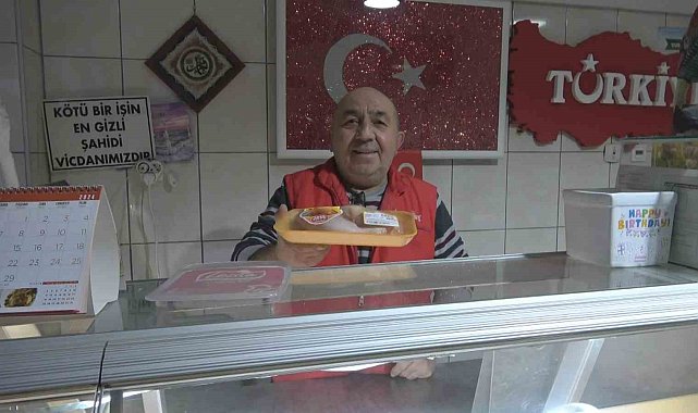 Her gün dükkana gelen köpeği besleyen esnaf yüzleri gülümsetti