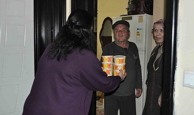 Her Ramazan onlarca engellinin kapısını dolaşarak, iftarlık yemek dağıtıyorlar