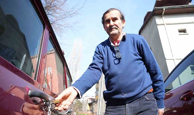 Hırsızlardan bıkan esnaf, otomobilini zincire vurdu