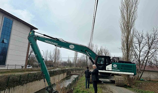Hisarcık Kocaçay ve Küçükçay'da zemin temizleme çalışması