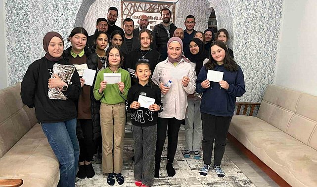 Hisarcık'ta ezbere şiir okuma yarışmasında dereceye giren öğrenciler ödüllendirildi