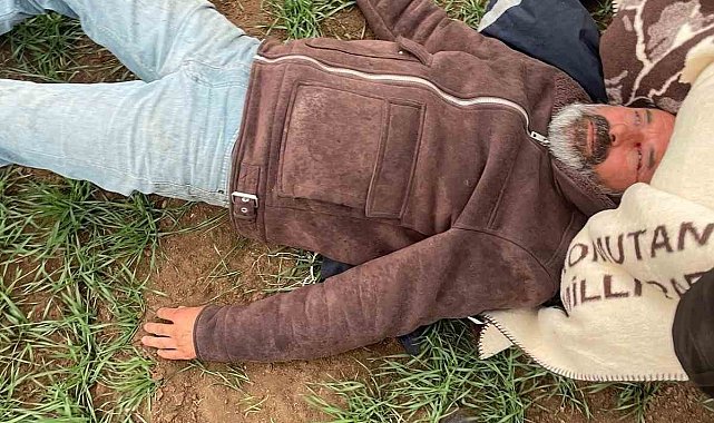 Hurda elektronik ürün yüklü kamyonet devrildi, 2 kişi yaralandı