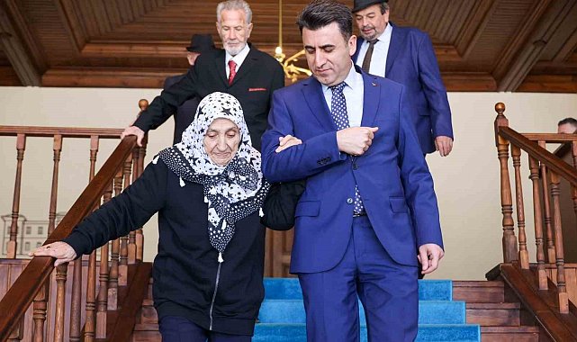 Huzurevi sakinlerini makamında ağırladı