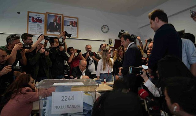 İBB Başkan Adayı Ekrem İmamoğlu, oyunu ailesiyle birlikte kullandı