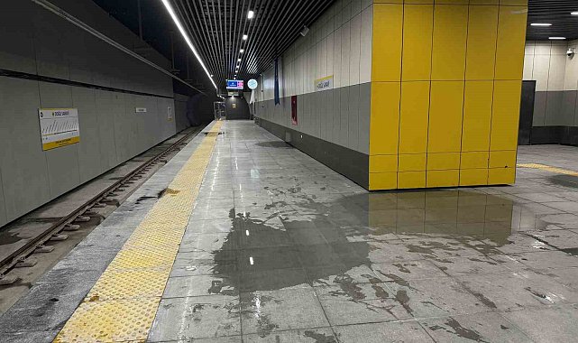 İBB'nin hizmete açtığı metro rezaleti: Tavanından lağım suyu akan metroda asansörler çalışmıyor