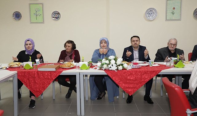 İftar sofrasında huzurevi sakinleriyle buluştu