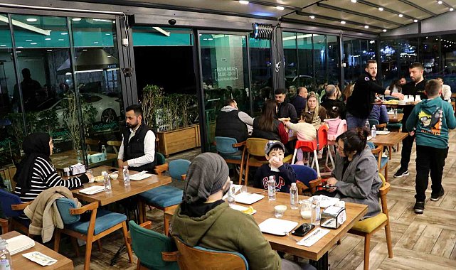 İftar sonrası tatlıcılara akın ediyorlar