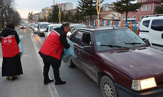 İftara yetişemeyenlerin yardımına ASH koşuyor