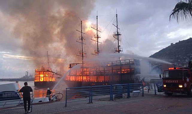 İki tur teknesi alev alev yandı, ekipler seferber oldu