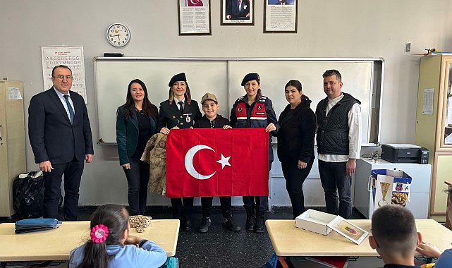 İlkokul öğrencisinin bayrak hassasiyeti duygulandırdı