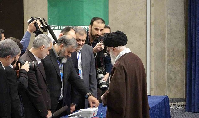 İran Dini Lideri Hamaney, Tahran'da oyunu kullandı