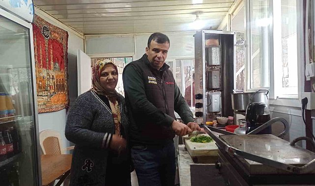 İş yerleri yıkılan depremzede çift, el ele verip tekrar iş yeri açtı