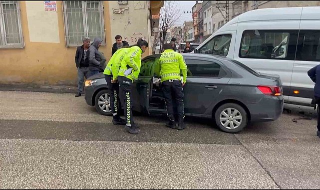 İşçi servisi ile otomobil çarpıştı: 3 yaralı